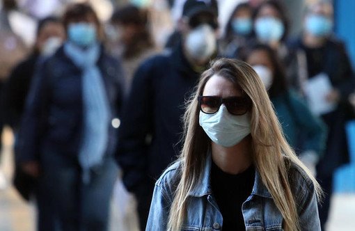 Covid, da oggi stop all'obbligo di mascherine all'aperto. Riaprono le discoteche