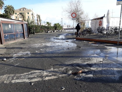 Pegli, la mareggiata invade la passeggiata: chiuso il sottopasso del porticciolo (foto) Pegli, la mareggiata invade la passeggiata: chiuso il sottopasso del porticciolo (foto)