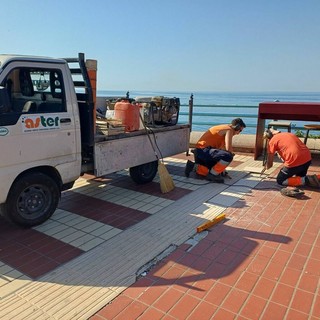 Corso Italia, piastrelle rotte sulla passeggiata: da domani i lavori di ripristino Corso Italia, piastrelle rotte sulla passeggiata: da domani i lavori di ripristino