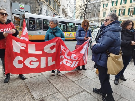 Scuola, sindacati in piazza contro l'autonomia differenziata: "In discussione il valore dei titoli di studio" (Foto e video)