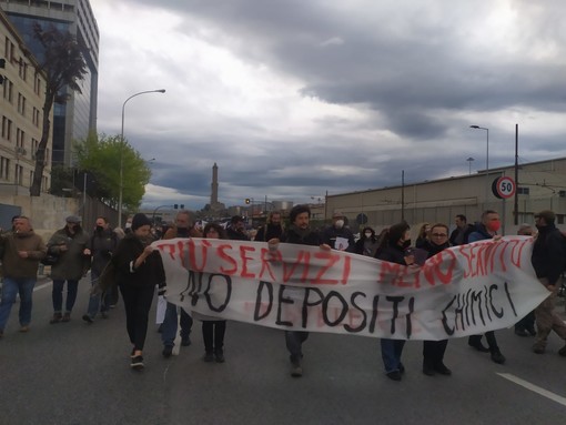 La manifestazione contro lo spostamento dei depositi chimici