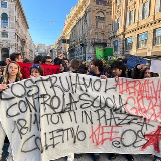 “Nessun merito al governo”, studenti in corteo per le strade di Genova (foto e video)