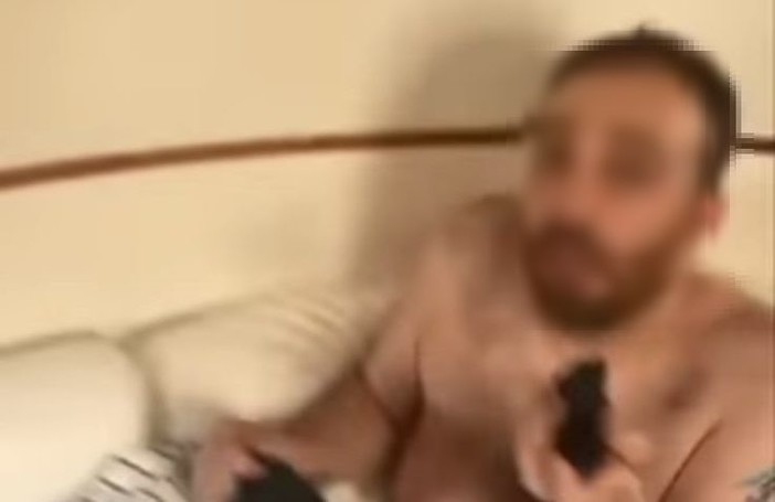 Il 'clandestino' Mirko a bordo dello yacht diventa suo malgrado un personaggio, ma c'è un video in cui scherza sull'episodio