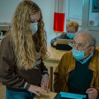 Il progetto di Helpcode ‘generazione uno punto cinque’ per l'alfabetizzazione digitale degli over 70 genovesi volge al termine