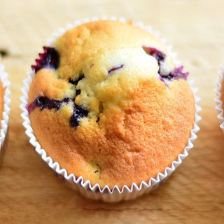 Mercoledì Veg: oggi prepariamo i muffin veg ai mirtilli e nocciole, ecco la ricetta