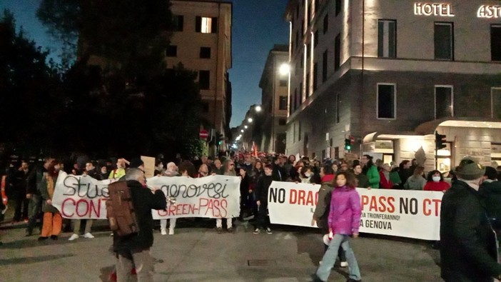 Ventottesima manifestazione contro il green pass, il corteo partito da piazza della Vittoria (VIDEO)