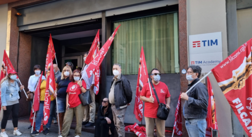Mensa Telecom: protesta davanti alla sede di via Manuzio a Genova