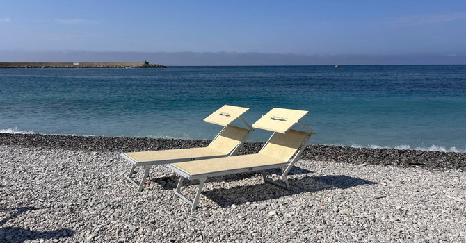Chiavari sfida il caro spiaggia: dal Comune ombrelloni e lettini a 5 euro al giorno Chiavari sfida il caro spiaggia: dal Comune ombrelloni e lettini a 5 euro al giorno