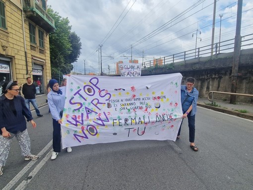 Una marcia per chiedere ‘pace’, bambini e bambine di Sampierdarena e Certosa colorano le strade per dire ‘Basta guerre’ Una marcia per chiedere ‘pace’, bambini e bambine di Sampierdarena e Certosa colorano le strade per dire ‘Basta guerre’