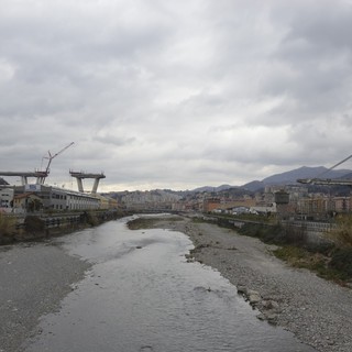 Demolizione Morandi, scende la seconda sezione di impalcato