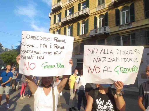 A Genova 108 nuove forze dell'ordine, Lamorgese: "Complimenti per la gestione delle manifestazioni no vax" A Genova 108 nuove forze dell'ordine, Lamorgese: "Complimenti per la gestione delle manifestazioni no vax"
