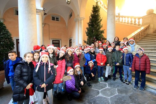 I bambini della scuola D'Albertis addobbano l'albero di Palazzo Tursi