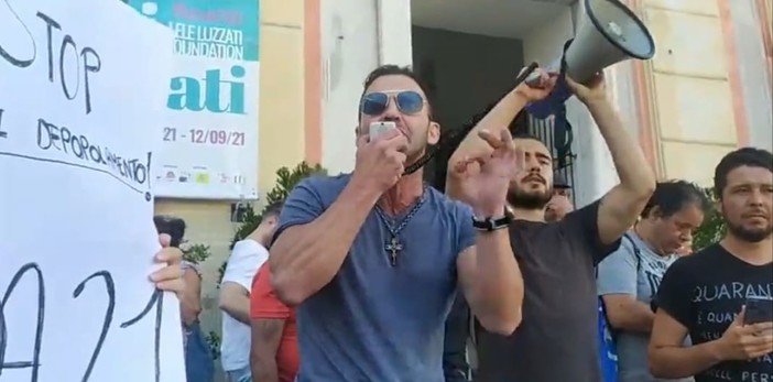 "No green pass", ad arringare la folla anche Nicola Franzoni, il "perseguitato" condannato ad una multa di 225.000 euro per non aver pagato i contributi ai dipendenti" (VIDEO)