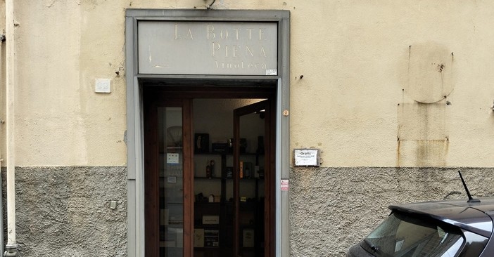 Sestri Ponente, chiude la storica vinoteca 'La Botte Piena': dopo 37 anni si abbassa la serranda di via Donizetti