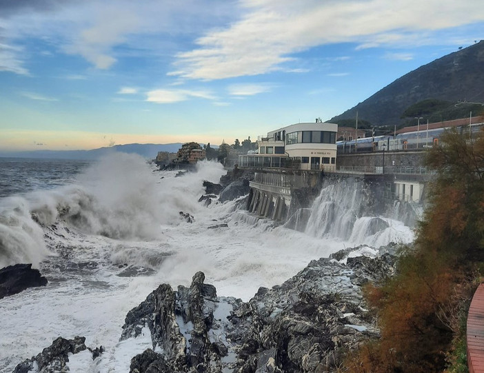 Mareggiata in arrivo, vento forte di Libeccio e onde di quattro metri sulle coste genovesi