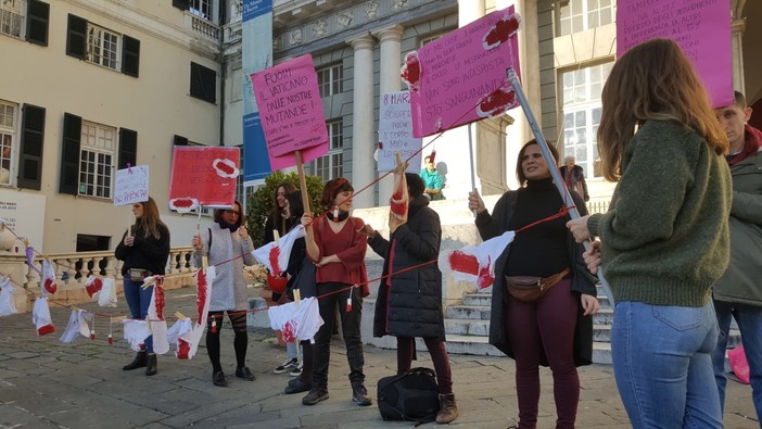 Non Una di Meno in piazza contro la "tampon tax", l'iva al 22% sugli assorbenti Non Una di Meno in piazza contro la "tampon tax", l'iva al 22% sugli assorbenti