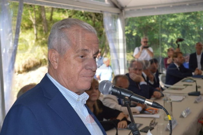 Claudio Scajola, durante l'intervento alla presentazione del progetto sulla 'Armo-Cantarana' Claudio Scajola, durante l'intervento alla presentazione del progetto sulla 'Armo-Cantarana'