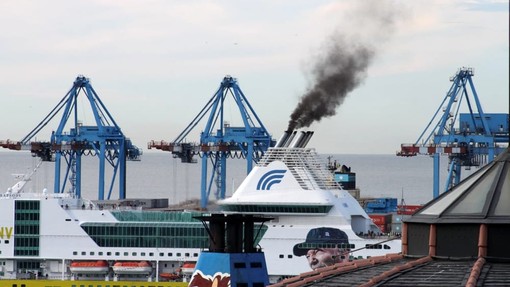 Inquinamento da fumi delle navi: San Teodoro si mobilita e chiede interventi urgenti