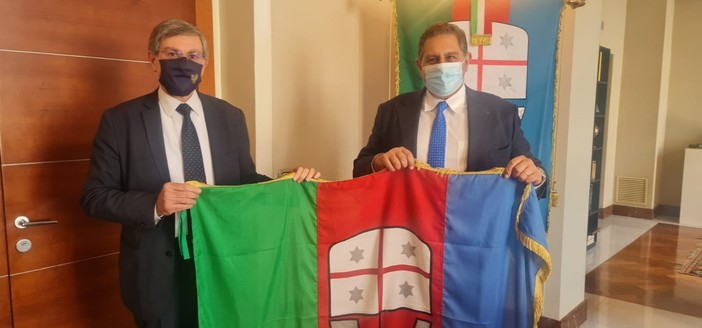 Il presidente Toti accoglie il nuovo questore di Genova Orazio D'Anna Il presidente Toti accoglie il nuovo questore di Genova Orazio D'Anna