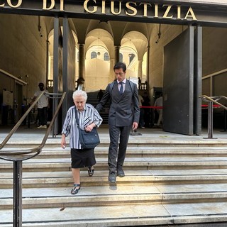 Gianluca Calzona fuori dal tribunale con la nonna di Alice Scagni