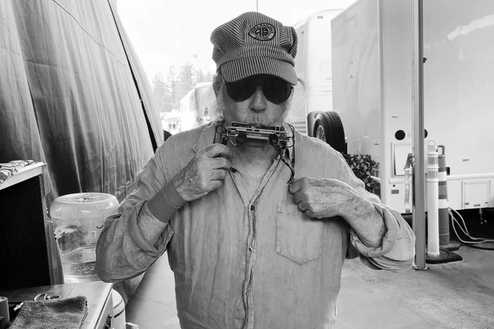 La parola a Disco Club: le uscite della settimana - Tradizione rock e impegno civile, Neil Young torna con ‘Talking to the Trees’