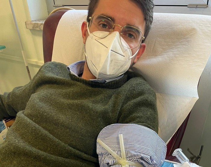 Il consigliere municipale Nicholas Gandolfo dona il proprio sangue