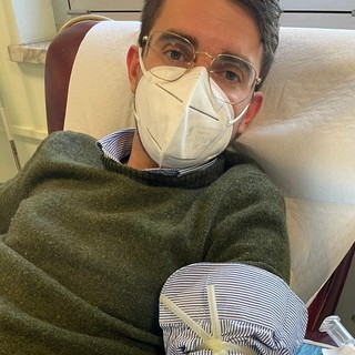 Il consigliere municipale Nicholas Gandolfo dona il proprio sangue