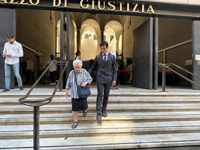 Gianluca Calzona fuori dal tribunale con la nonna di Alice Scagni