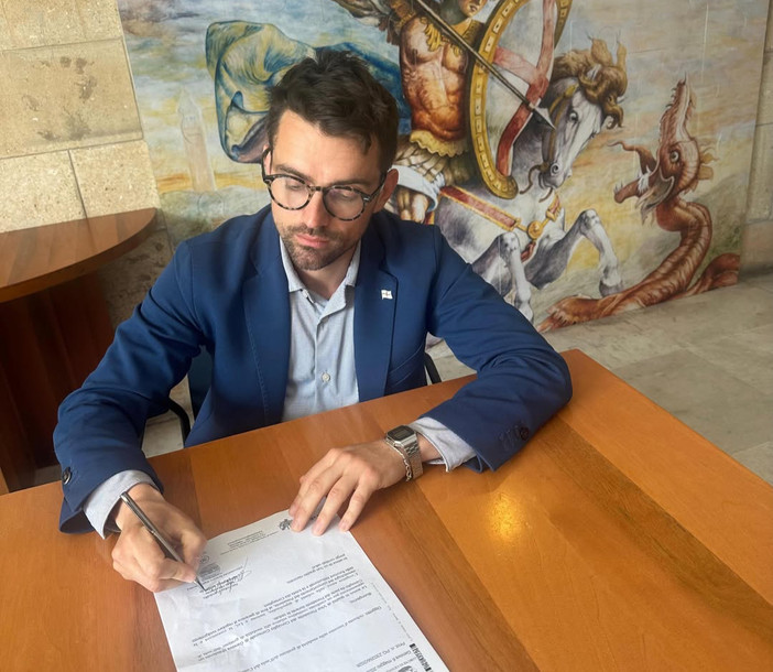 Il consigliere Gandolfo (FdI) allontanato dall’aula dal presidente Villa: “Livello insostenibile, mi appello al Prefetto”