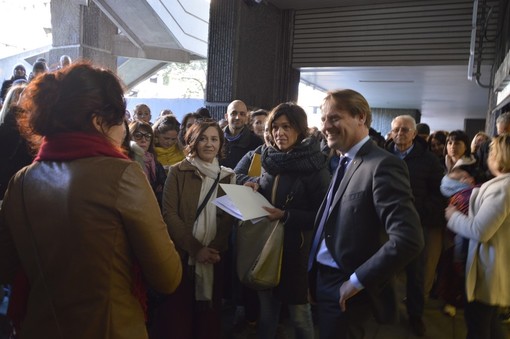 I No Vax protestano sotto la Regione: Scajola interviene per ascoltare le loro rivendicazioni