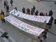 Striscione e fumogeni in piazza De Ferrari per lo sciopero femminista dell'8 marzo