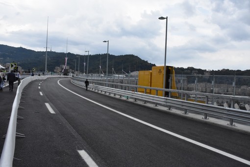 Ponte Genova San Giorgio: in serata l'apertura al traffico dopo una rifinitura alla pavimentazione Ponte Genova San Giorgio: in serata l'apertura al traffico dopo una rifinitura alla pavimentazione