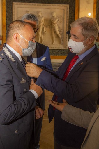 I nastrini del Ponte Morandi per ringraziare gli agenti della Polizia Locale impegnati nell'emergenza I nastrini del Ponte Morandi per ringraziare gli agenti della Polizia Locale impegnati nell'emergenza