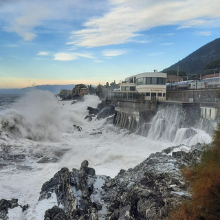 Mareggiata in arrivo, vento forte di Libeccio e onde di quattro metri sulle coste genovesi