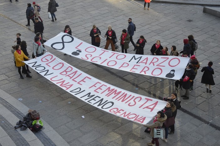 Striscione e fumogeni in piazza De Ferrari per lo sciopero femminista dell'8 marzo Striscione e fumogeni in piazza De Ferrari per lo sciopero femminista dell'8 marzo