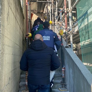 Operazione della polizia locale per recuperare un alloggio occupato abusivamente (Foto)