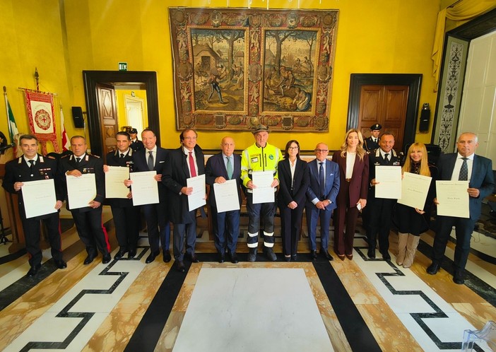 Genova onora i suoi cittadini: consegnate le Onorificenze al Merito della Repubblica Genova onora i suoi cittadini: consegnate le Onorificenze al Merito della Repubblica