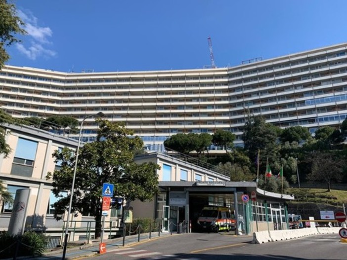 Attivato il servizio interno di drive-through all'ospedale San Martino: 73 positivi su 553 tamponati