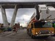 Operai al lavoro sui cantieri per la demolizione del ponte Morandi (VIDEO)