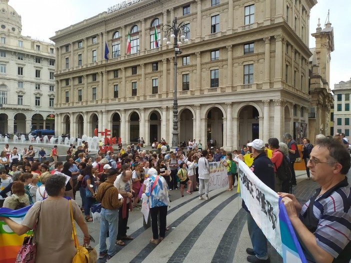 Ora di silenzio per la pace, in piazza anche i giovani studenti (Foto)