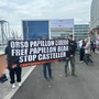Gli attivisti per i diritti degli animali al Salone Nautico di Genova: blitz e striscione per la liberazione dell'orso Papillon