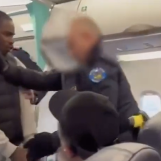 Ammanettato e trascinato giù dall’aereo: l’accusa dell’ex calciatore del Genoa Omeonga alla polizia italiana