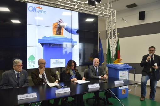 Al via il progetto “Oli-ndo" per il recupreo dell'olio da cucina nelle scuole genovesi (VIDEO) Al via il progetto “Oli-ndo" per il recupreo dell'olio da cucina nelle scuole genovesi (VIDEO)