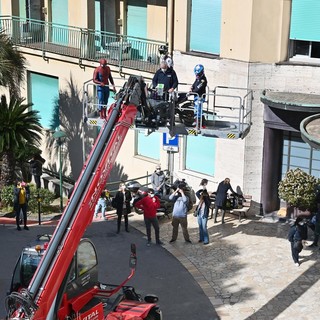 Il Covid non ferma le visite dei supereroi dei bimbi al Gaslini: dal cielo piovono motociclisti e Spiderman (FOTO e VIDEO)