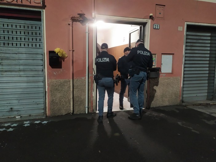 Pontedecimo, uomo e donna trovati morti in casa: probabile omicidio-suicidio (foto e video)