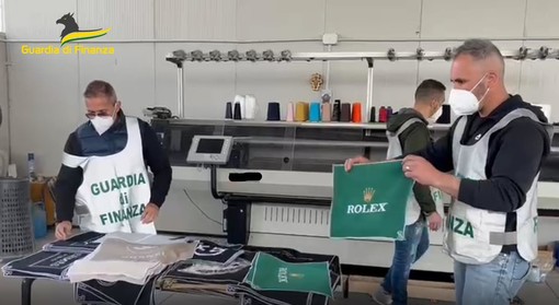 Contraffazione di marchi di lusso in Versilia, nove persone denunciate, sequestri anche in provincia di Genova Contraffazione di marchi di lusso in Versilia, nove persone denunciate, sequestri anche in provincia di Genova