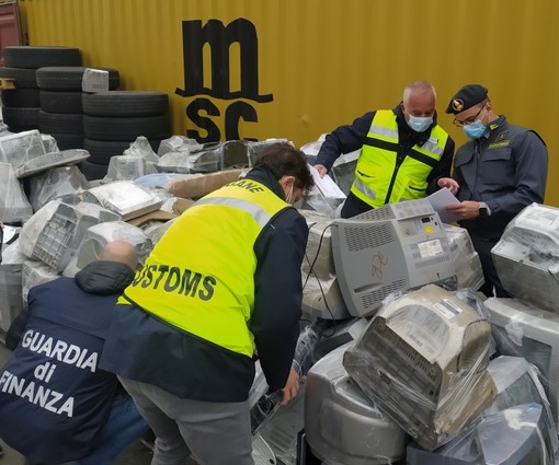 Guardia di Finanza e ADM bloccano rifiuti speciali diretti in Africa