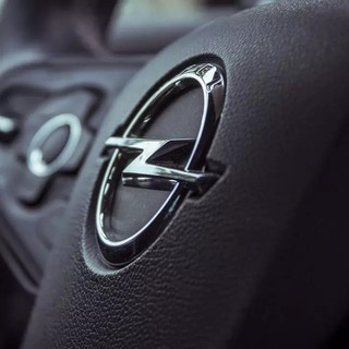 Airbag difettosi e rischio esplosione, maxi richiamo per alcuni modelli Opel Airbag difettosi e rischio esplosione, maxi richiamo per alcuni modelli Opel