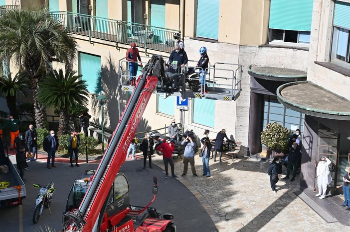 Il Covid non ferma le visite dei supereroi dei bimbi al Gaslini: dal cielo piovono motociclisti e Spiderman (FOTO e VIDEO)