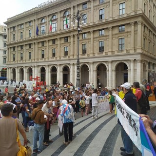 Ora di silenzio per la pace, in piazza anche i giovani studenti (Foto)